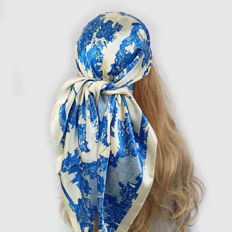 Cachecol Audrey Para Senhora, Branco Cremoso Com Motivos Barrocos Azuis