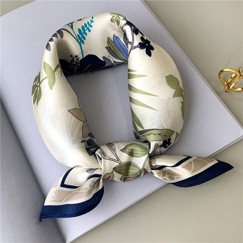 Lenço De Seda Quadrado Camélia Branco Creme Azul-Marinho Com Padrão